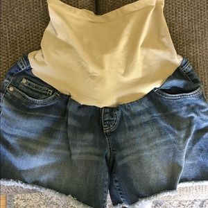 MUST HAVE summer maternity shorts!